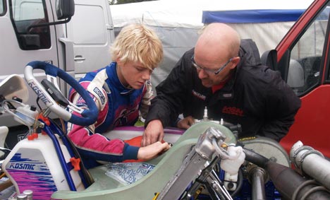 Bo Sørensen og teamchef/far Erik foretager en sidste justering af karten inden DM-finalen.